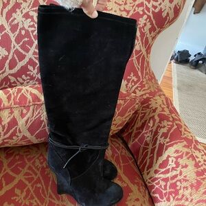 STUNNING BARNEY’S SUEDE KNEE HIGH BOOTS.